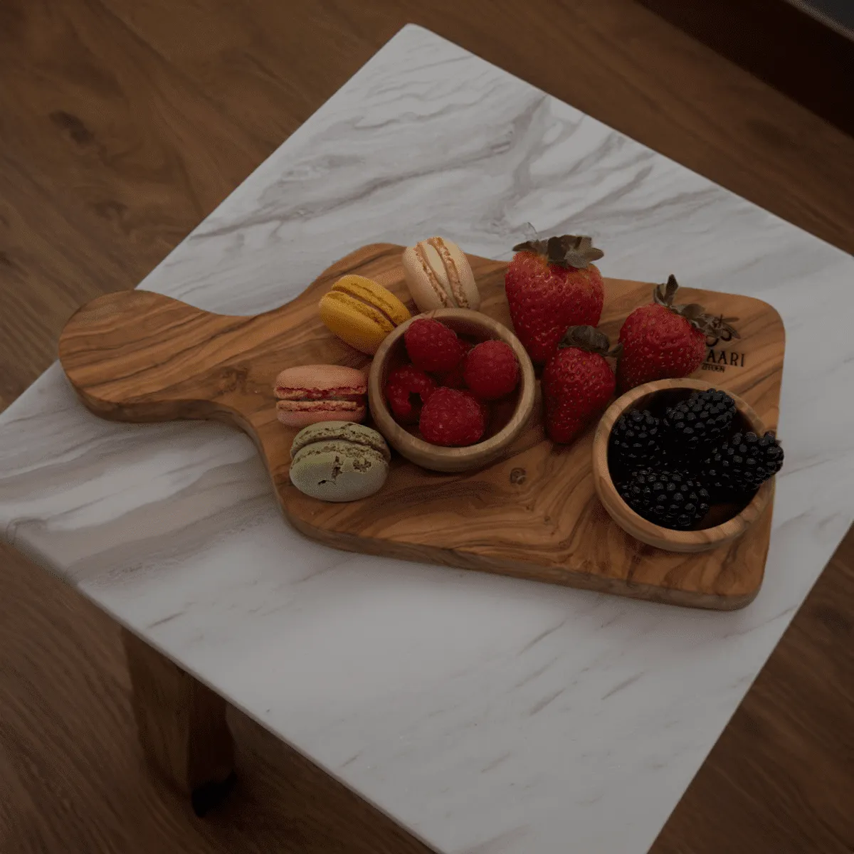 Käsebrett / Servierbrett mit Griff aus Olivenholz